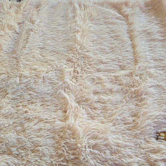 Soft Beige Faux Fur Throw Blanket - Picture 3 of 3